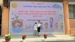Một số hình ảnh học sinh phấn khởi đến trường sau thời gian dài học trực tuyến